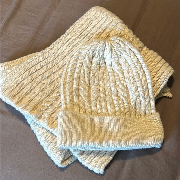 NWT Cream Cable Knit Toque & Scarf 2 piece Set - Picture 6 of 6